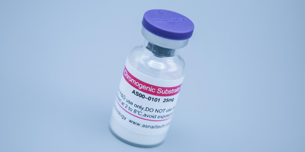 Heparin assay using chromogenic substrates