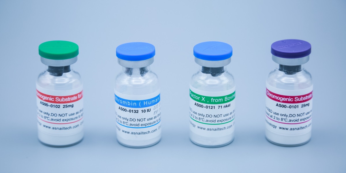 Heparin assay using chromogenic substrates